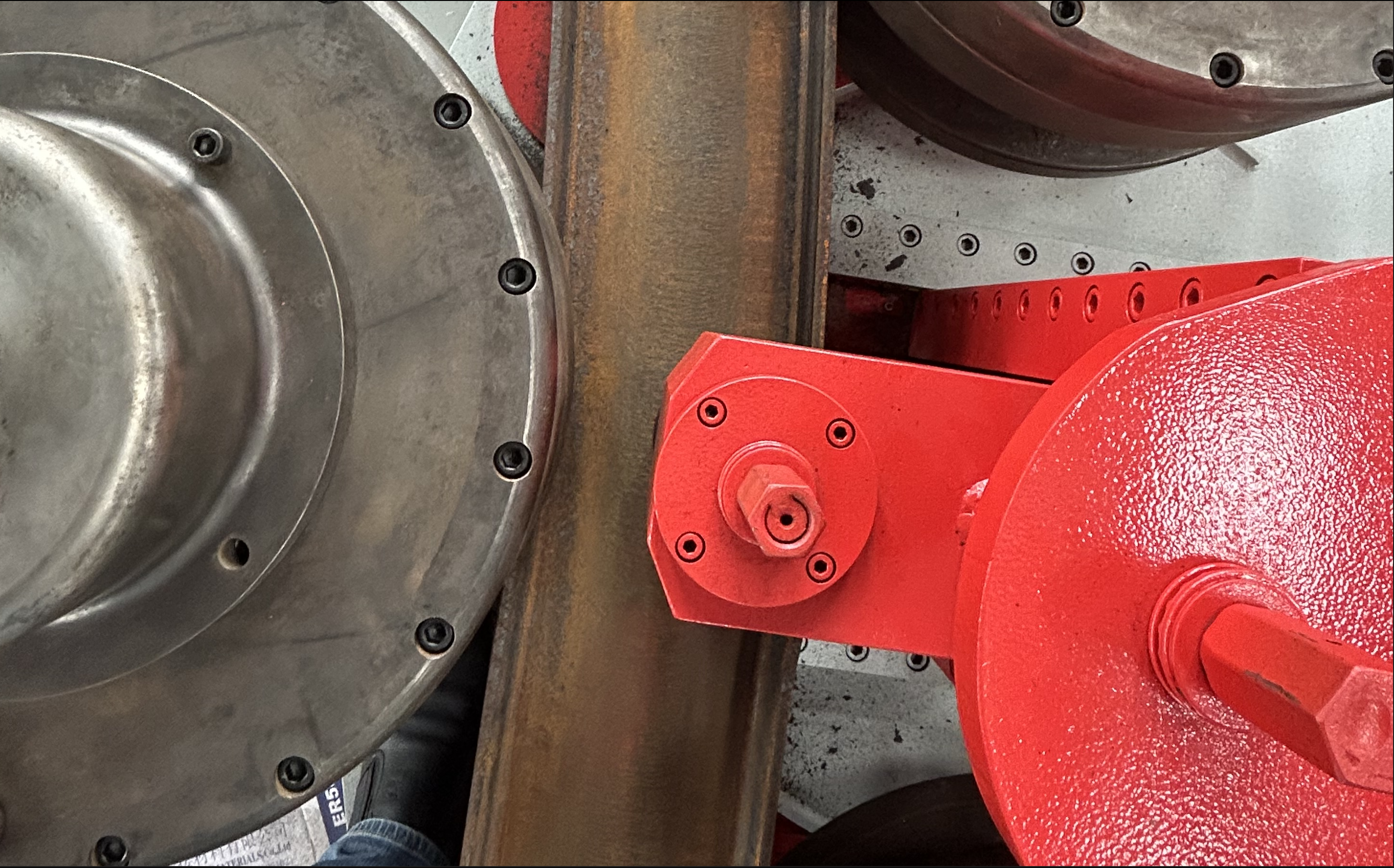 Hydraulic stretching device for C channel roll bending